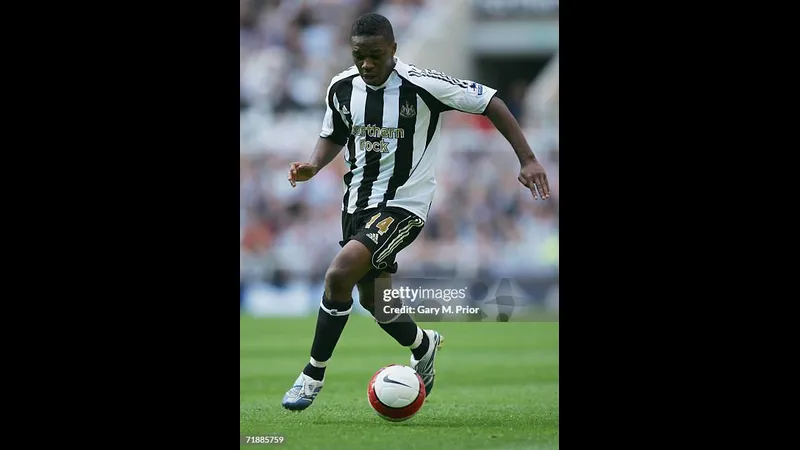 Cầu thủ của Newcastle dùng kỹ thuật để vượt qua cầu thủ của Fulham Cầu thủ của Newcastle dùng kỹ thuật để vượt qua cầu thủ của Fulham